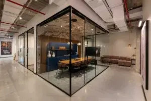 חדר ישיבות מאובזר להשכרה